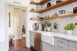 Kabinetsiz mətbəx yalnız rəflər fotoşəkili