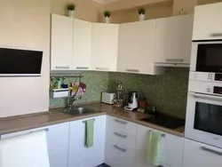 Кухня с вентиляционным коробом дизайн 8 кв