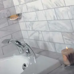 Vanna otağı fotoşəkilində boz plitələr üçün məhlul