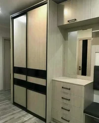Фота пярэднім пакоі з шафай купэ ў сучасным стылі вузкай доўгай