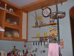 Oshxonadagi fotosuratda javonlarni qanday osib qo'yish kerak