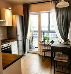 Интерьер кухни в которой 3 двери
