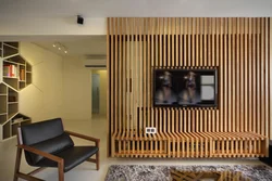 Қисмати slatted дар дохили ҳуҷраи меҳмонхона акс