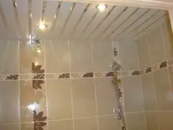 Spot lampaları olan plastik panellərdən hazırlanmış vanna otağı tavanı