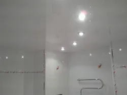 Spot lampaları olan plastik panellərdən hazırlanmış vanna otağı tavanı