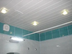 Потолок в ванной из пластиковых панелей с точечными светильниками фото
