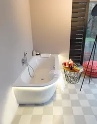 Vanna otağının daxili fotoşəkilində hamam qabı