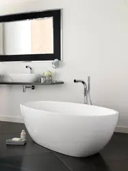 Vanna otağının daxili fotoşəkilində hamam qabı