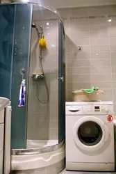 Duş ekranı və paltaryuyan maşın ilə vanna otağı dizaynı