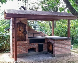 Qishloqda yozgi oshxona fotosurati barbekyu