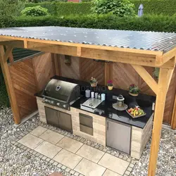 Qishloqda yozgi oshxona fotosurati barbekyu