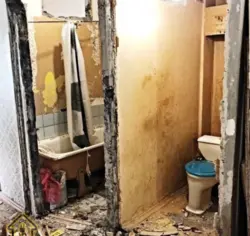 Bir panel ev fotoşəkilində tualeti vanna otağı ilə necə birləşdirmək olar