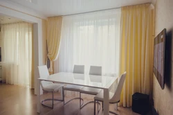 Қонақ бөлмеге және ас үйге арналған перделер бір стильдегі фотосуретте