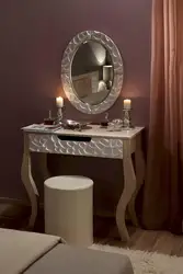 Фота туалетнага століка ў спальні з люстэркам