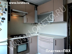Фото угловые гарнитуры для кухни в хрущевке с колонкой