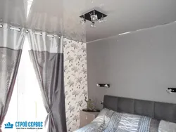 Yataq otağı fotoşəkilində boz asma tavan