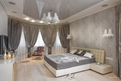Жатын бөлмесінің фотосуретіндегі сұр аспалы төбе