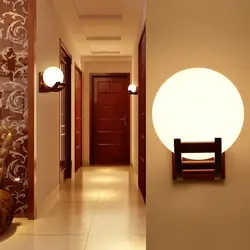 Koridorun içərisində divar lampaları