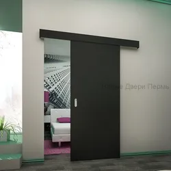 Bir mətbəxdə sürüşən daxili qapıların fotoşəkili