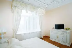 Ақ Жиһазбен Жабдықталған Жатын Бөлмесінің Ішкі Перделері