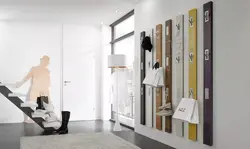 Koridorun interyerində müasir asılqan