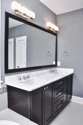 Vanna otağı fotoşəkilində güzgü ilə lavabo