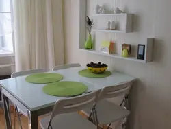 Oshxonada devorga qarshi stol haqiqiy fotosuratlar