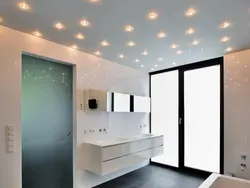 Свяцільні потолочные для ваннай з нацяжной столлю.
