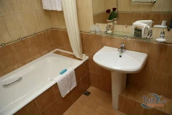 Adi bir mənzildə tualet və hamam fotoşəkili