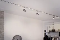 Design of track lights on the ceiling in the kitchen