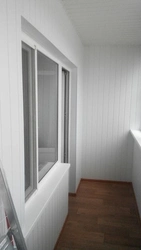 Loggia plastik panellərlə örtülmüş fotoşəkil