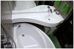 Kiçik vanna otağı fotoşəkili üçün üstündə lavabo olan küvet