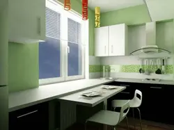 Bir pəncərə ilə kiçik mətbəxin daxili və dizaynı