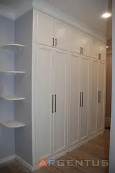 Koridor fotoşəkilində menteşəli qapıları olan tavana qədər qarderob