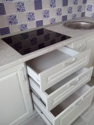 Ас үй интерьеріндегі корольдік опал үстелі фото жарық