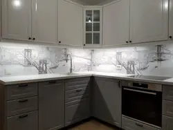 Countertops ва панелҳои деворӣ барои акс ошхона сафед