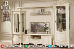 Классикалық стильдегі фотодағы ақ қонақ бөлмесінің интерьері