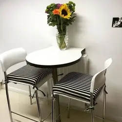 Kiçik Bir Mətbəx Üçün Masa Və Stulların Fotoşəkili
