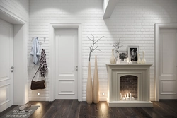 White wallpaper design in the hallway