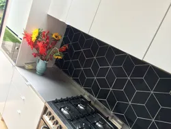 Дизайн кухни с фартуком соты