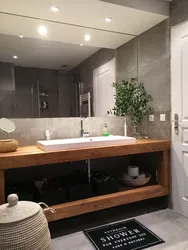 Дизайн ванной белый серый дерево