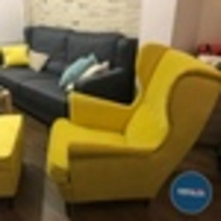 Қонақ бөлмесінің интерьеріндегі әртүрлі диван мен креслолар