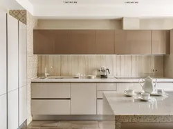 Дизайн бежевой кухни с черным фартуком