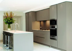 Qora splashback bilan bej oshxona dizayni