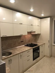 Qara sıçrama ilə bej mətbəx dizaynı