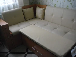 Yataq sahəsi olan kiçik bir mətbəxin fotoşəkili