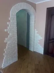 Камони хишти ороишӣ дар як квартира