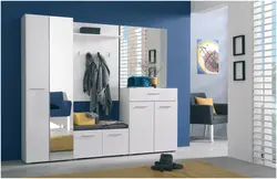 Koridorda oq porloq oynali fotosurat