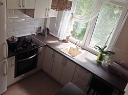 Kitchen by the window photo 6 sq.m.