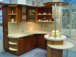Миз дар кунҷи ошхона акс